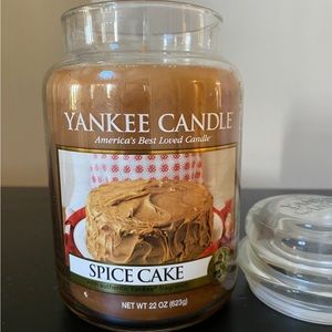 Yankee Candle: Brand new, retired scent, 22oz
"Spice Cake" with single wick.